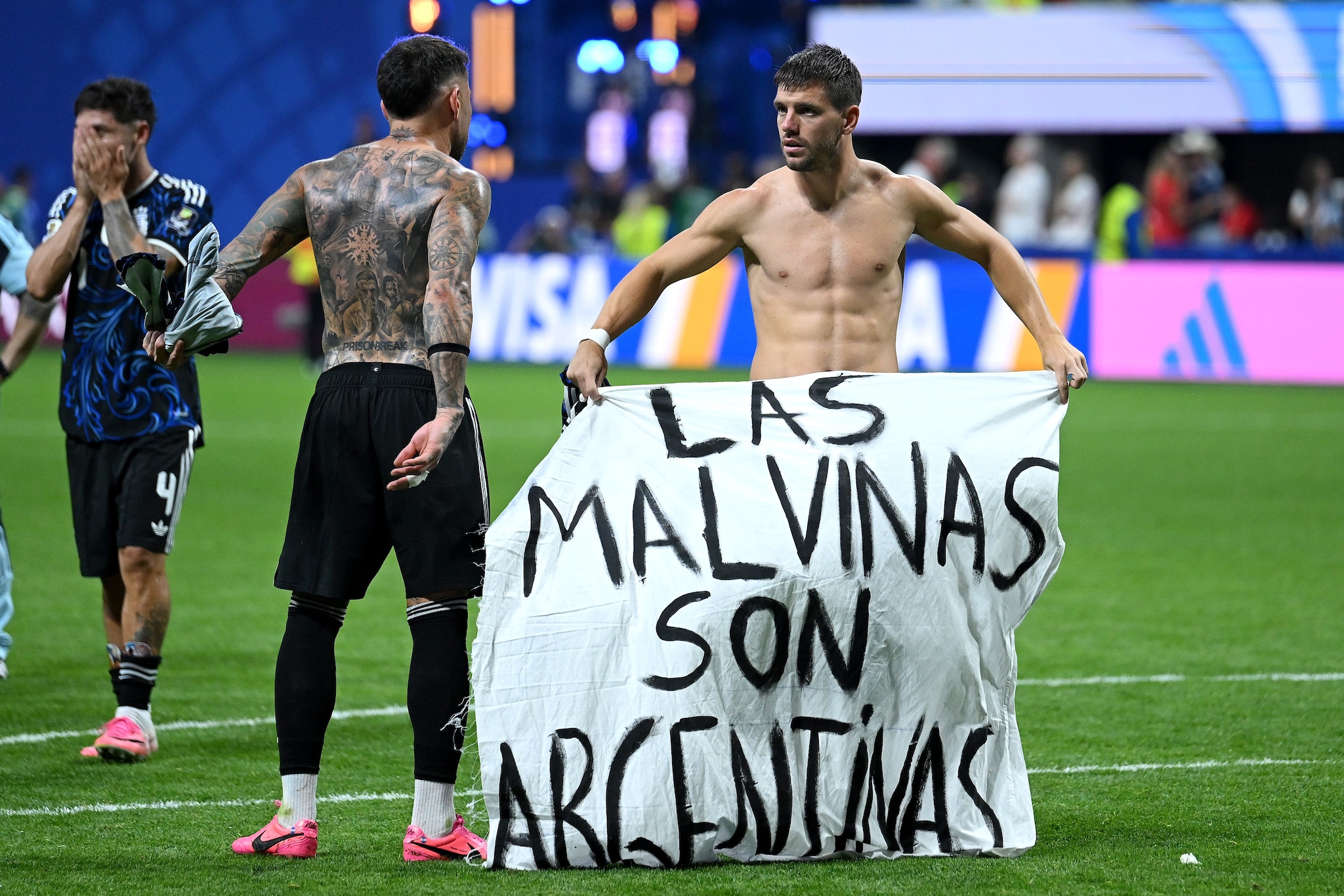 Nicolas Otamendi e Giovani Lo Celso con lo striscione sulle Falkland/Malvinas