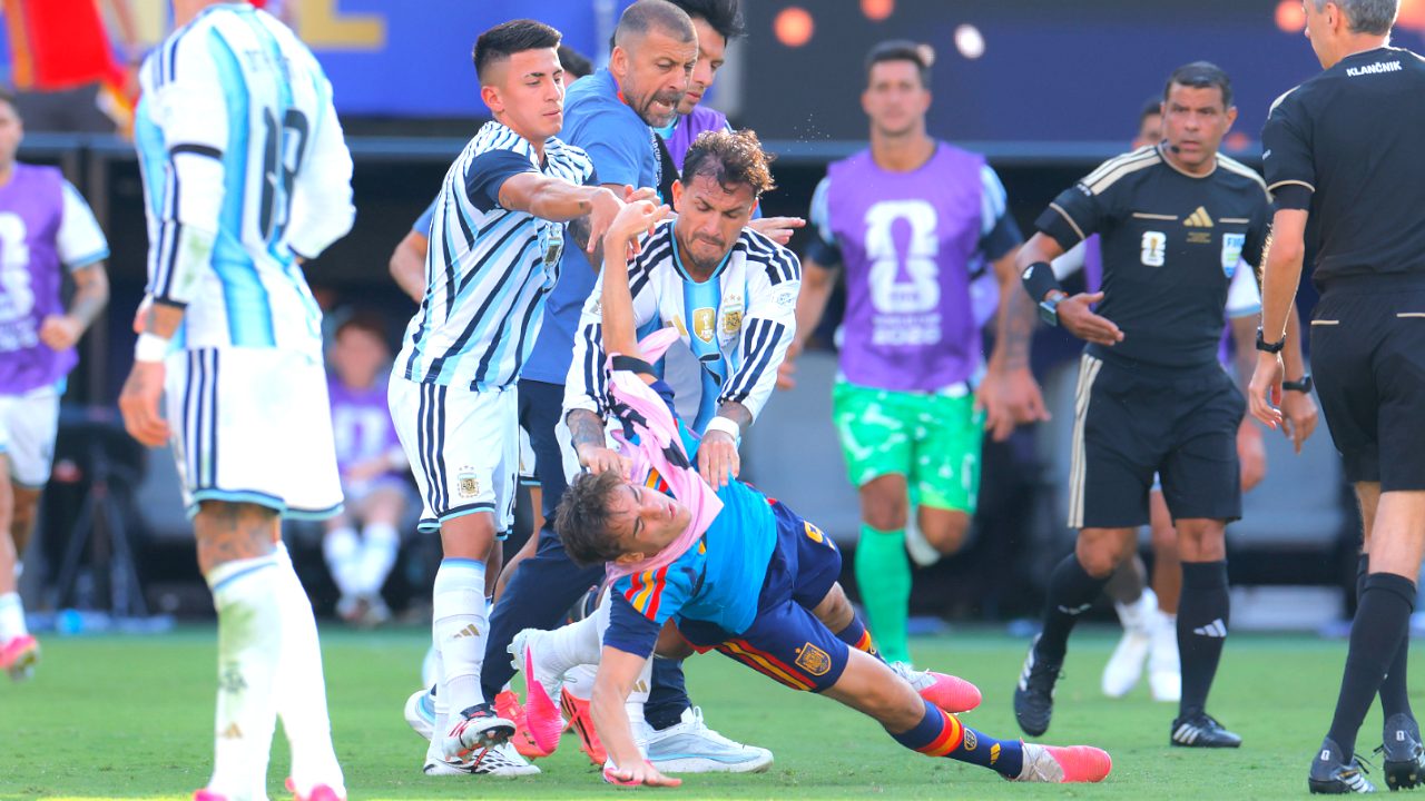 Indagine FIFA sulla rissa finale Spagna-Argentina: le possibili pesanti squalifiche per Paredes e Molina