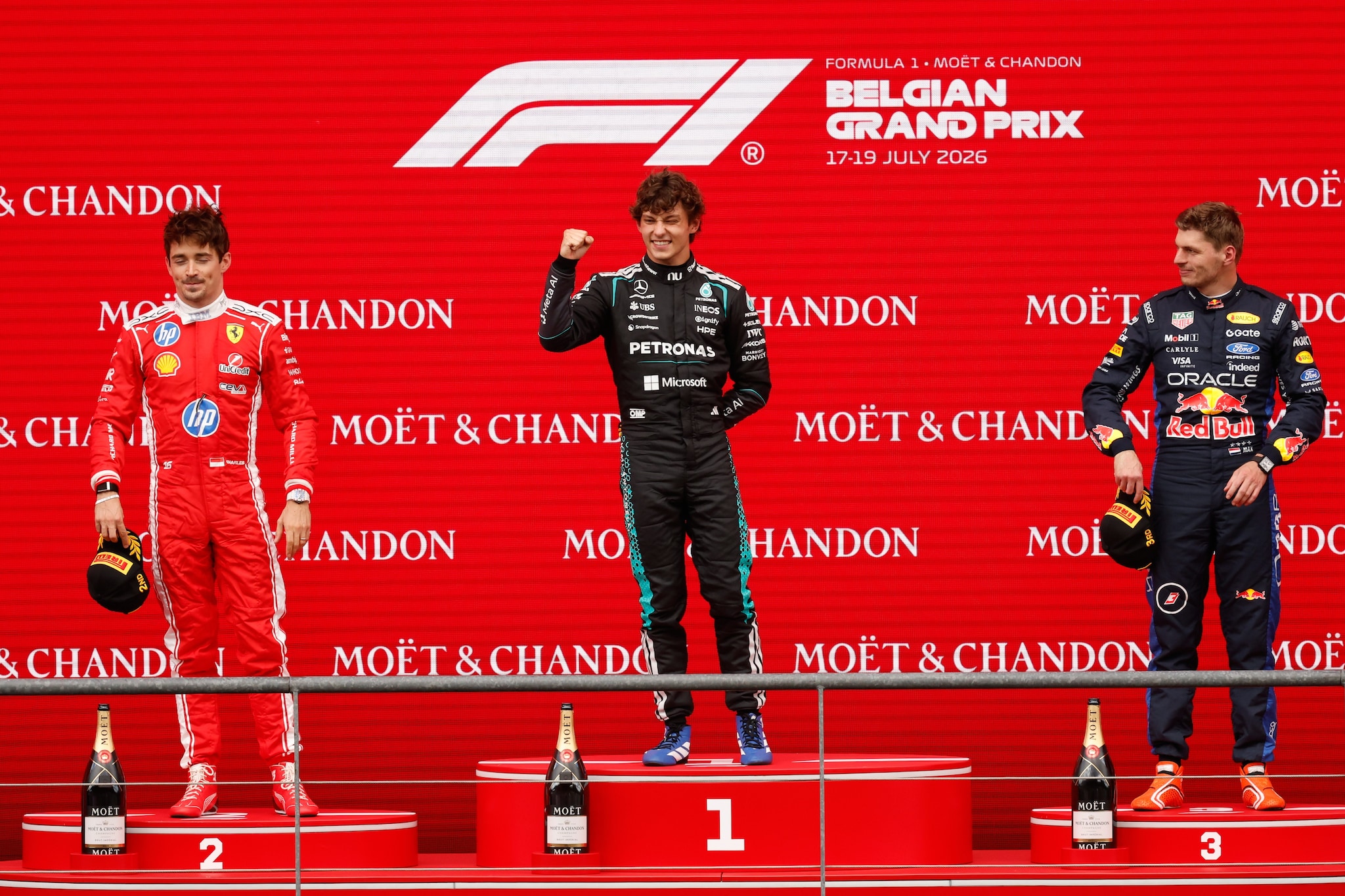 Antonelli sul gradino più alto del podio con Leclerc e Verstappen.