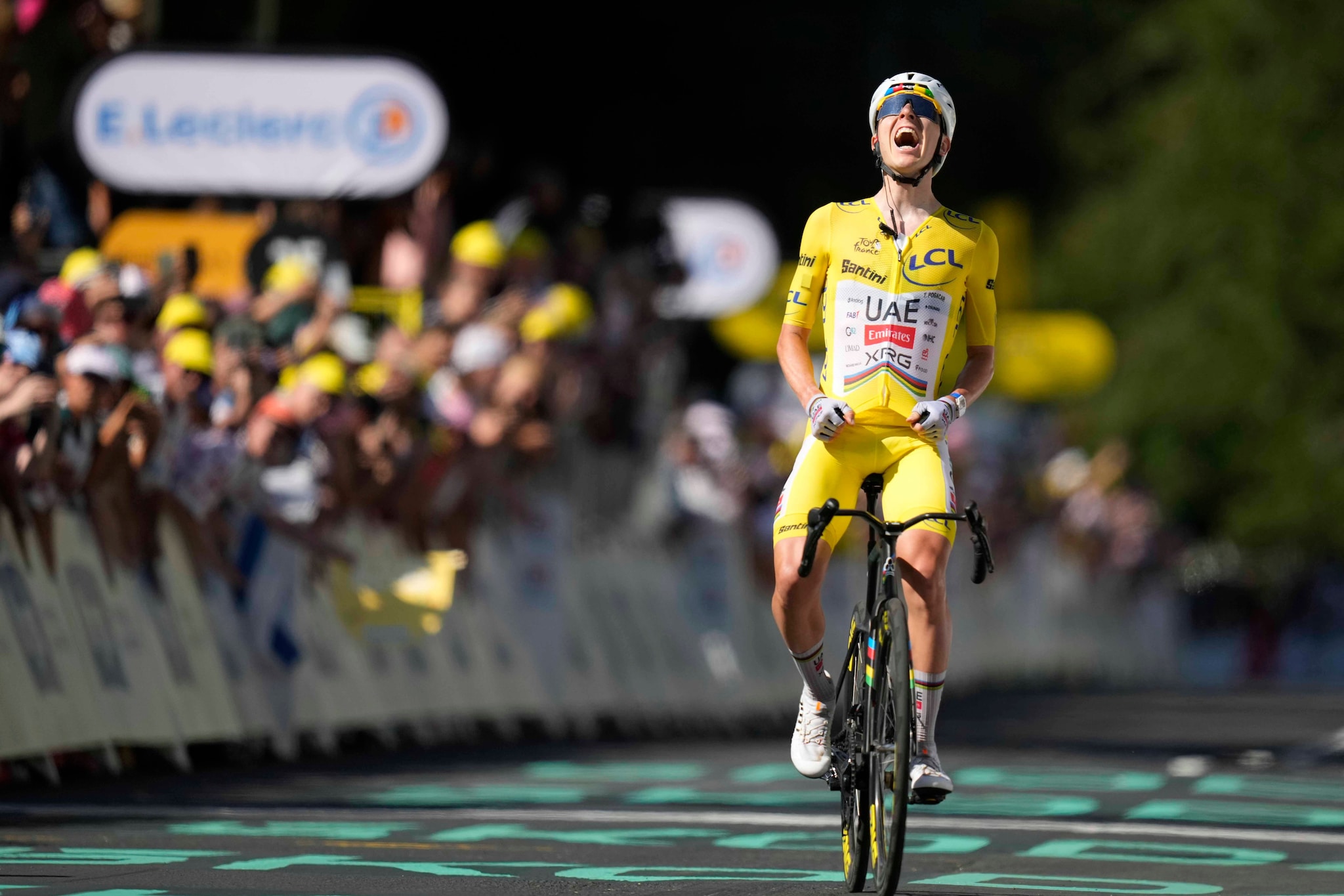 Pogacar festeggia a Le Lorian, la 10a tappa che apre la 2a settimana del Tour