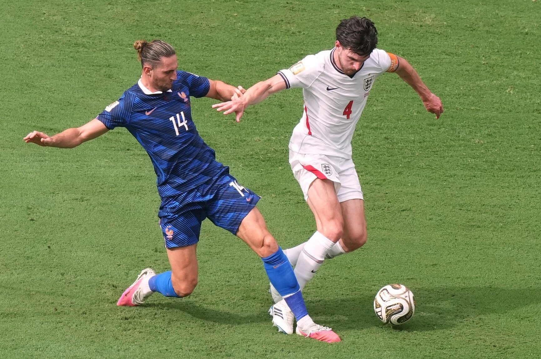 Adrien Rabiot contrasta Declan Rice durante Francia–Inghilterra, finale per il terzo posto dei Mondiali