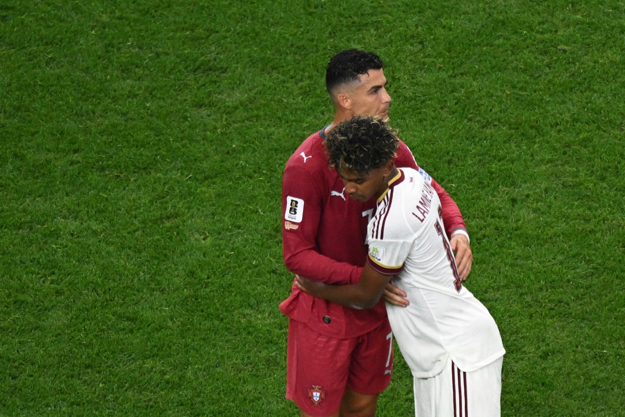 L’abbraccio tra Cristiano Ronaldo e Lamine Yamal.