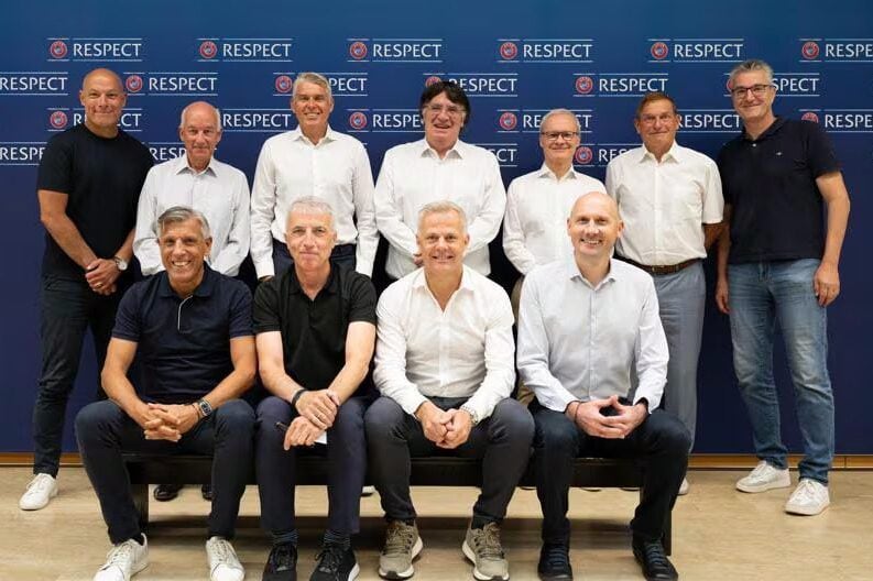 Roberto Rosetti coi responsabili arbitrali all'incontro con la UEFA a Nyon: tutti gli altri erano collegati online