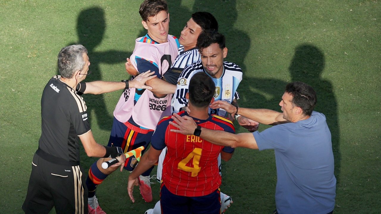 Il mistero del rosso a Paredes dopo la rissa nella finale dei Mondiali: la FIFA lo annuncia, poi sparisce