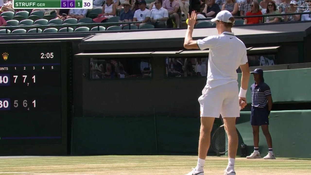 Jannik Sinner non resiste e risponde al bambino che urla a Wimbledon: era un momento importante