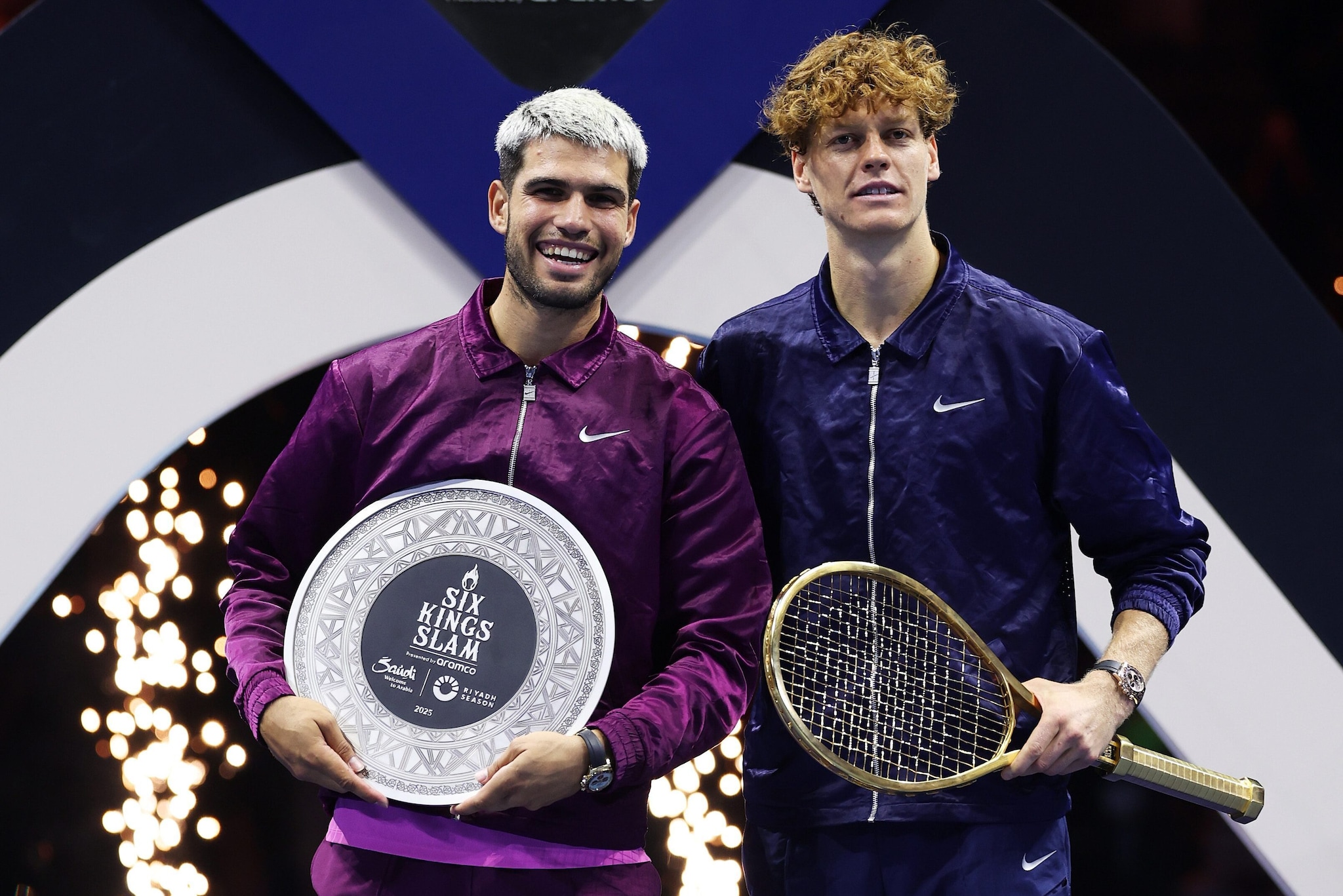 Jannik Sinner con la racchetta d'oro del vincitore del Six Kings Slam 2025 dopo aver battuto Alcaraz
