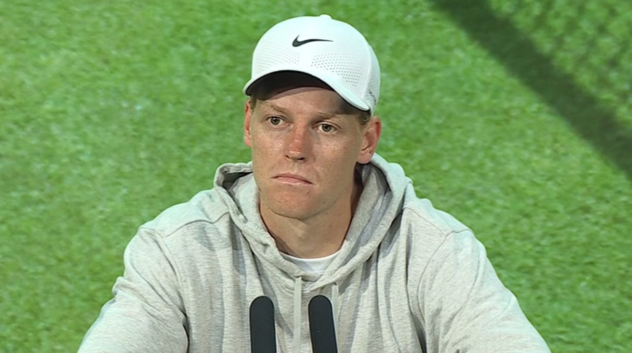 Jannik Sinner seccato in conferenza a Wimbledon: "Sembra che tu conosca la situazione meglio di me"