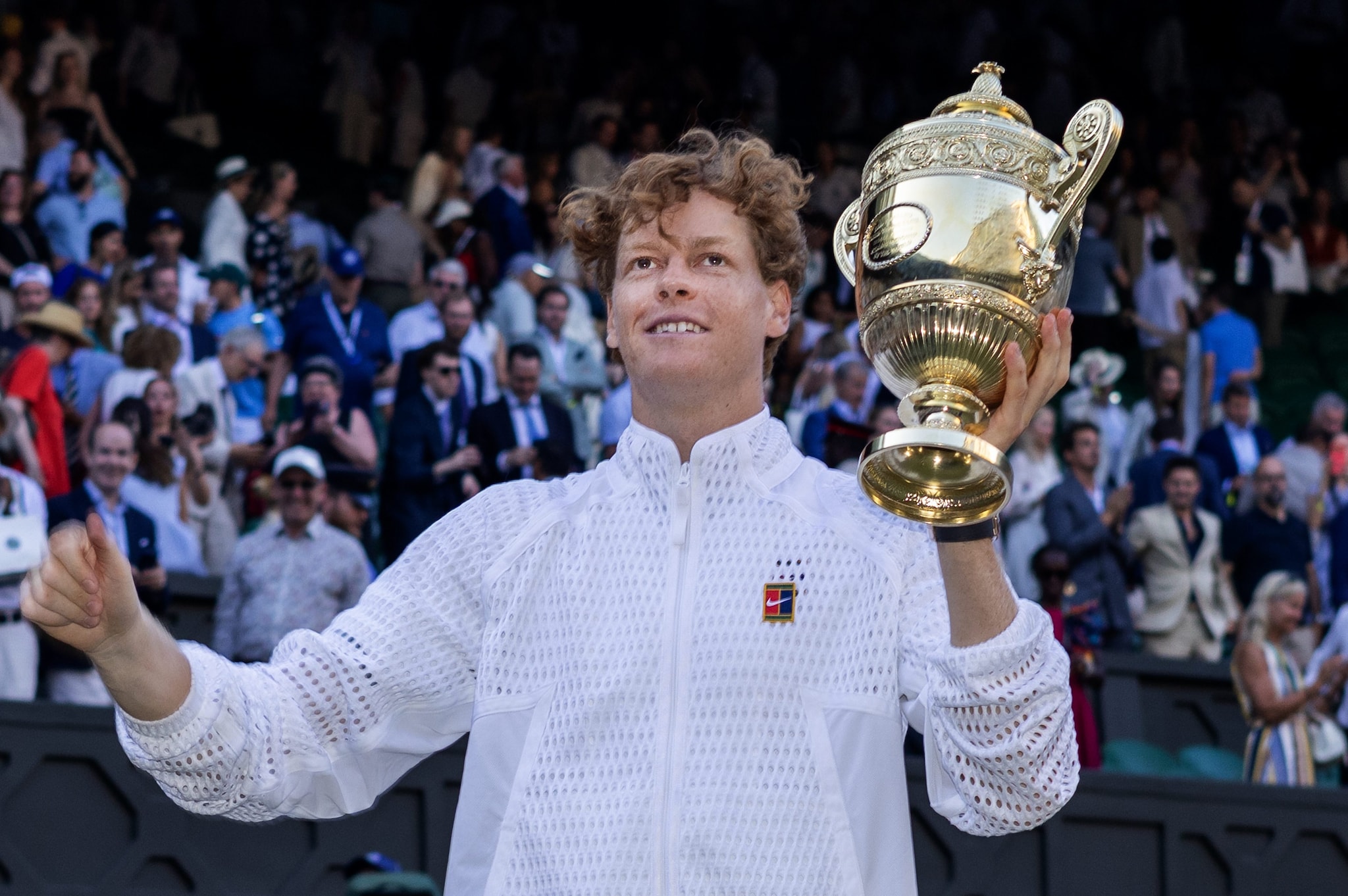 Jannik Sinner col trofeo della vittoria a Wimbledon: ha bissato il successo dello scorso anno