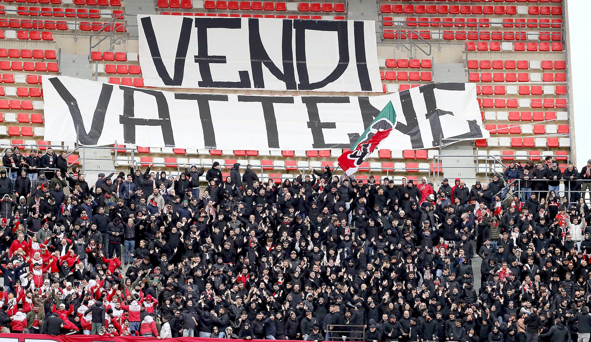 La contestazione dei tifosi del Bari nei confronti della presidenza De Laurentiis.