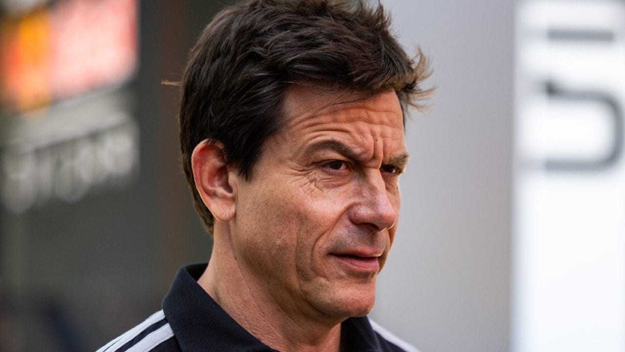 Toto Wolff durissimo: "Alcuni ingegneri stanno al muretto dei box come Teletubbies. È vergognoso"