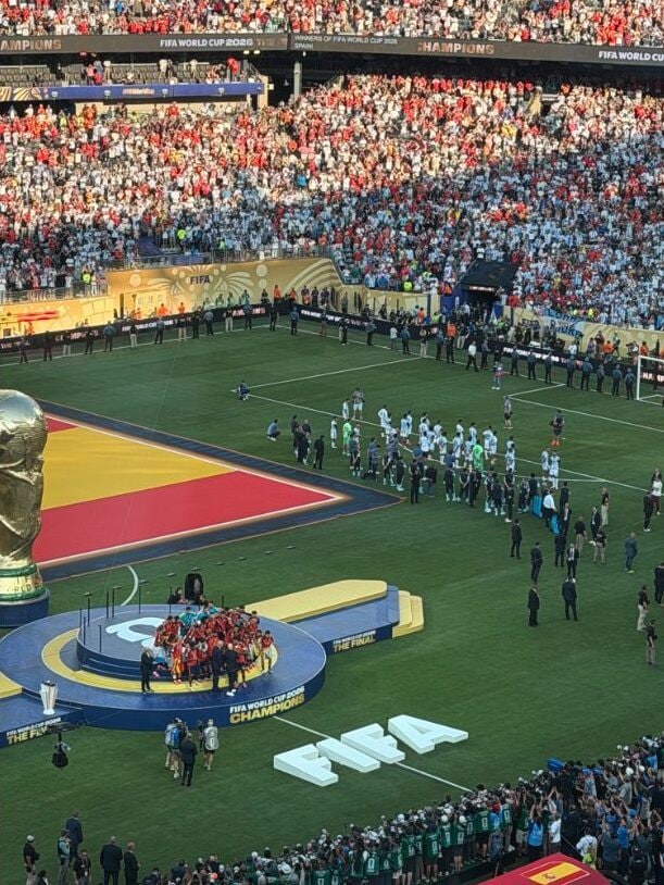 Una panoramica del momento della premiazione: Lopez unico calciatore della Seleccion che guarda verso il palco.