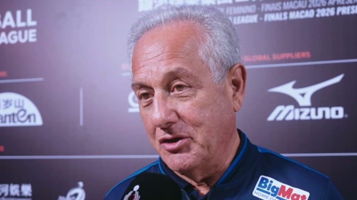 Julio Velasco dopo la vittoria dell'Italia sulla Cina.