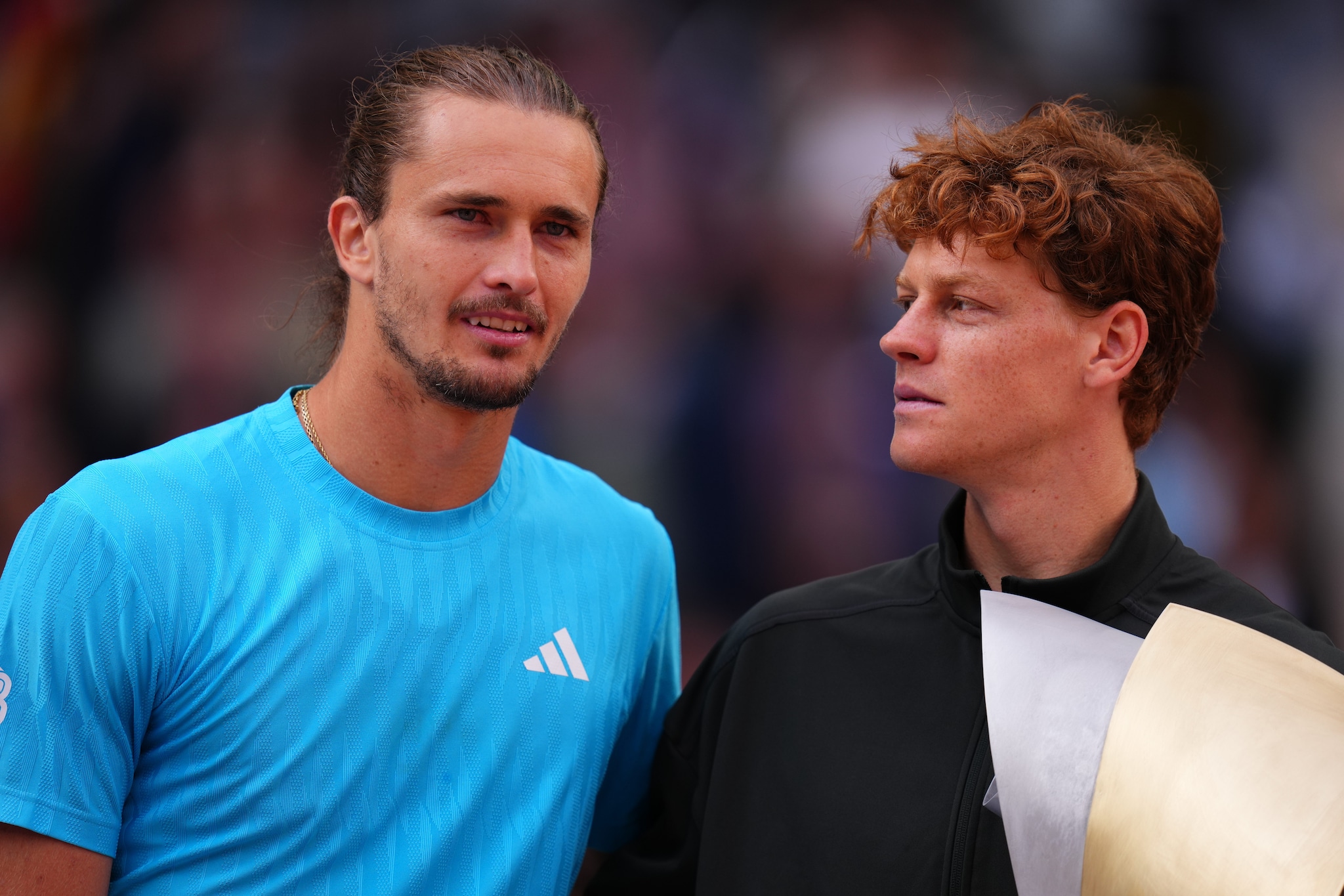Alexander Zverev e Jannik Sinner dopo la finale di Madrid 2026.