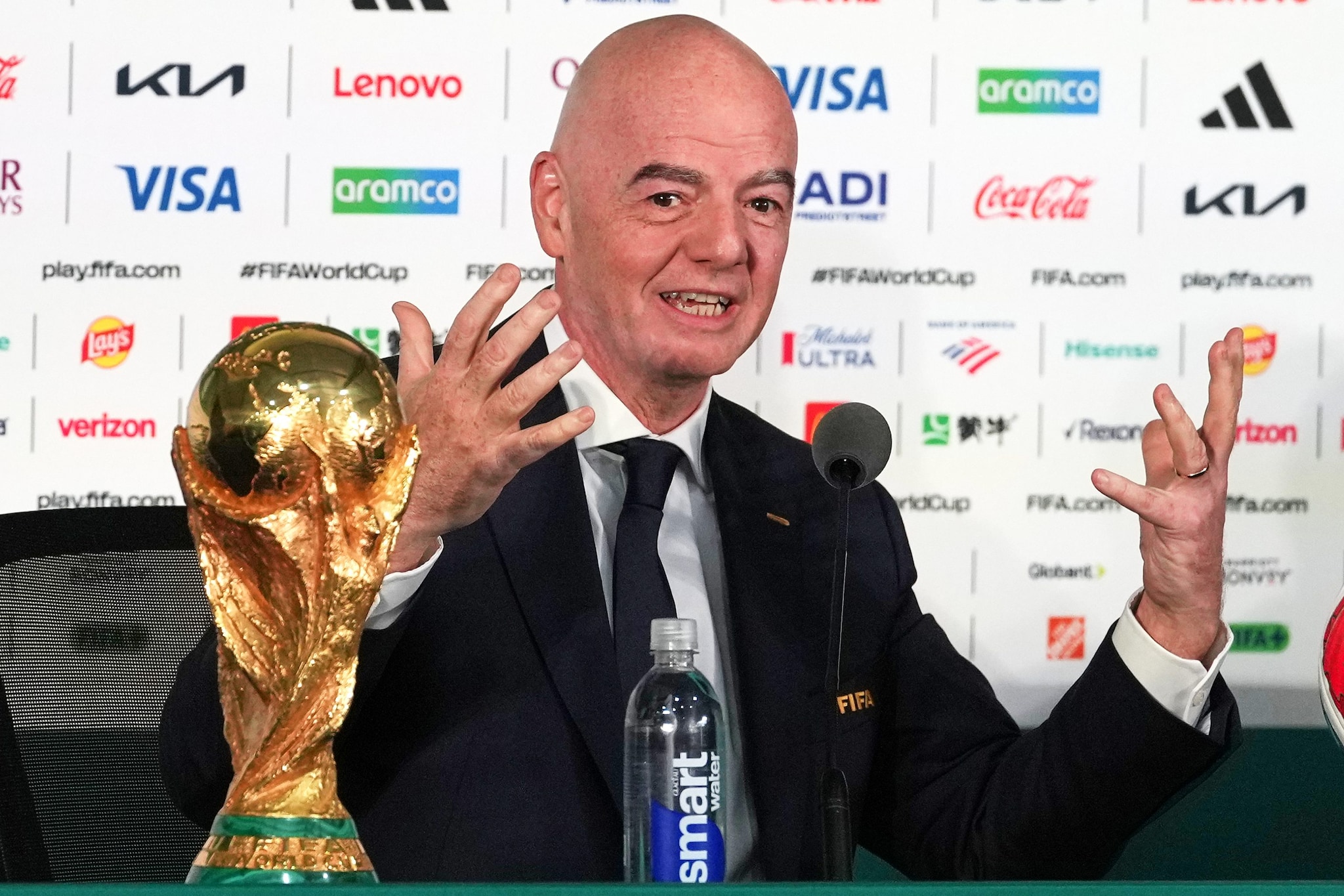 Infantino con la Coppa del Mondo: i Mondiali 2026 hanno evidenziato nuove frizioni all'interno della FIFA
