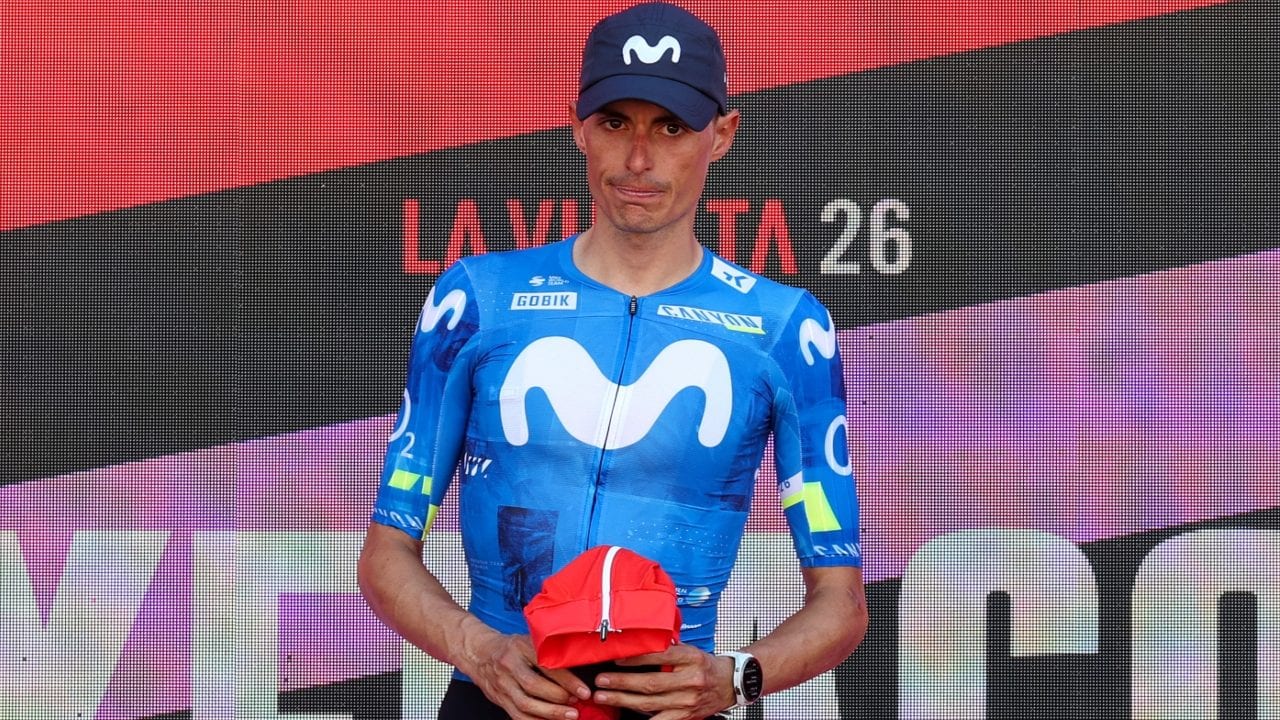Mas si rifiuta di indossare la maglia rossa sul podio per rispetto a Pogacar: "Spero guarisca presto"