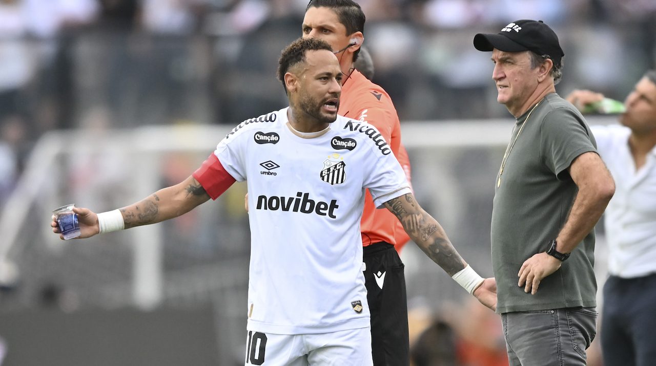 Neymar vittima della nuova regola del calcio anti-furbetti: resta fuori dal campo per un minuto