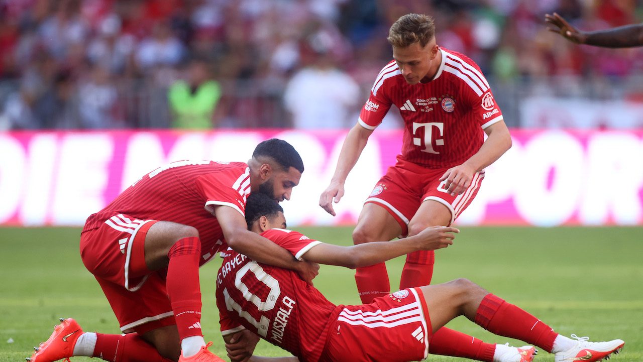 Musiala sviene durante l'amichevole, Davies gli slaccia subito gli scarpini: il Bayern tranquillizza tutti