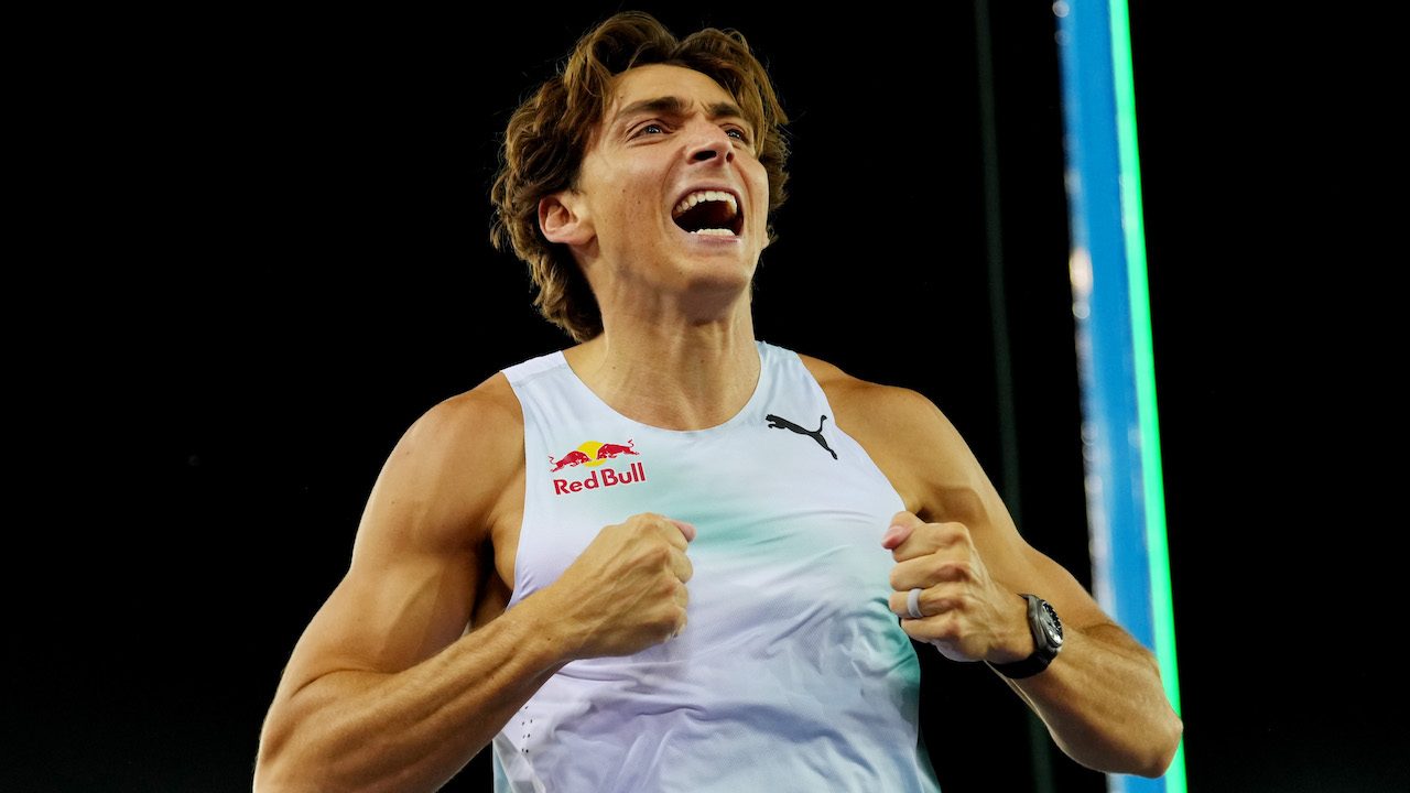 Armand Duplantis trionfa anche a Zurigo ma esplode alla telecamera: "Chi ca..o credete che io sia?"
