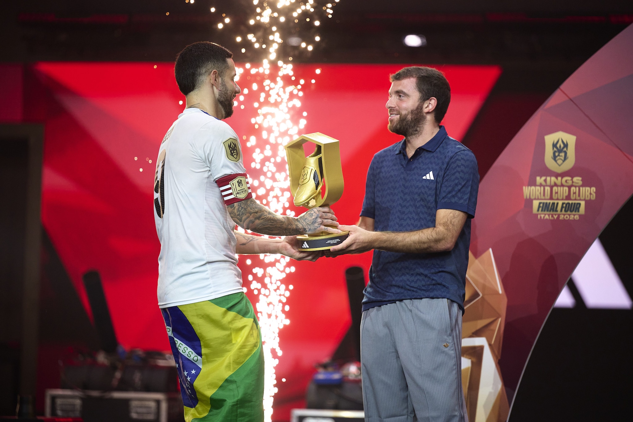 Fabrizio Romano sul palco di premiazione: è stato uno dei tanti ospiti VIP (credits Kings League)