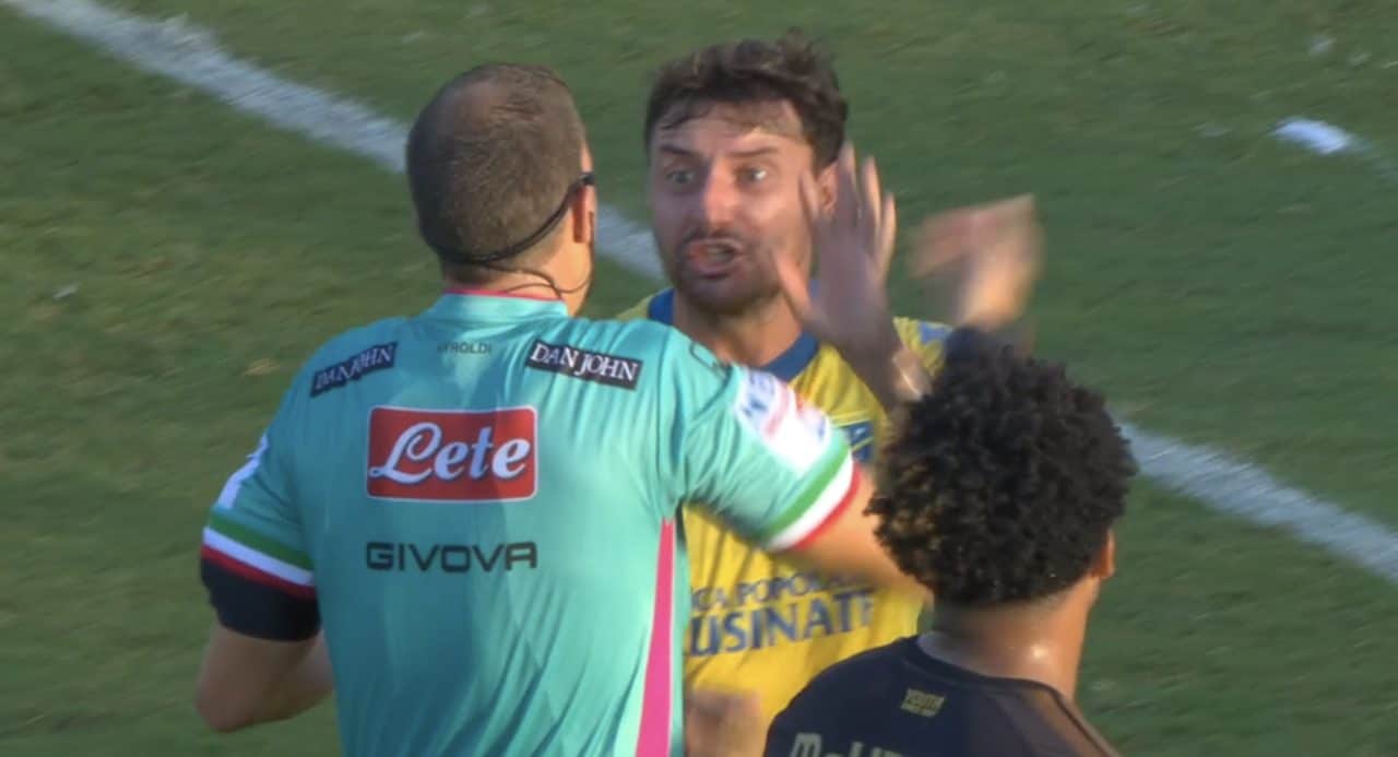 La nuova regola dei 5 secondi in Frosinone-Juventus, proteste inutili: "Hai contato velocemente"