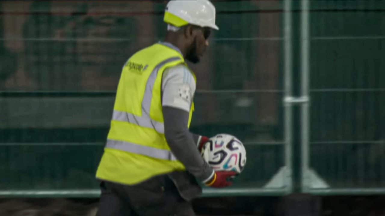 Lavori in corsi nello stadio dell'Aston Villa: un operaio fa da raccattapalle nella sfida con l'Arsenal