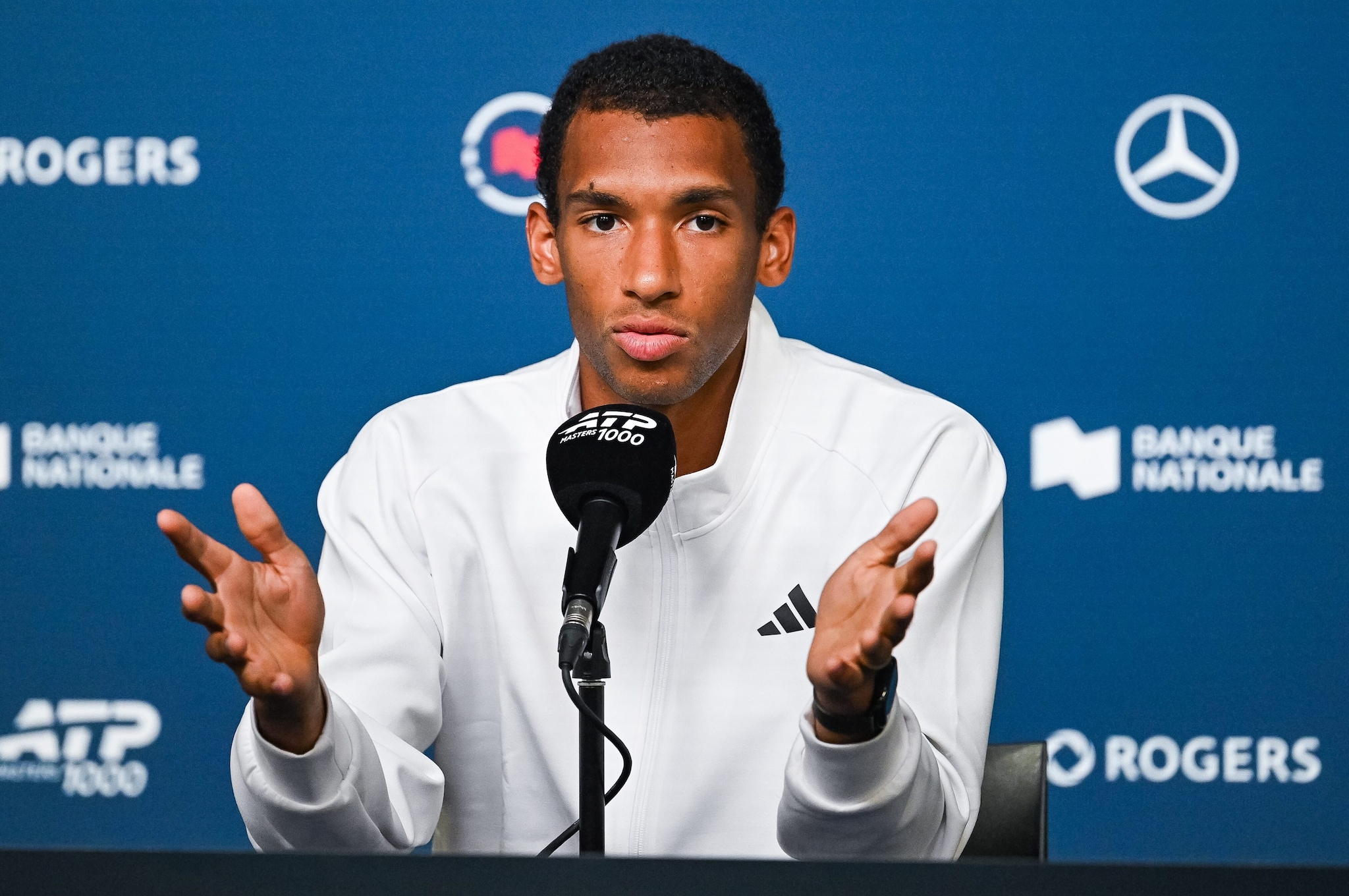 Felix Auger–Aliassime durante la conferenza in cui ha confermato il forfait a Montreal