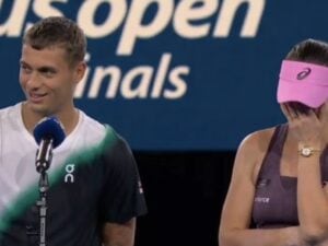 Scambio di battute ironiche tra Flavio Cobolli e Belinda Bencic