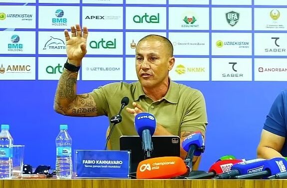 Cannavaro durante la conferenza stampa a Tashkent: è stata lunghissima