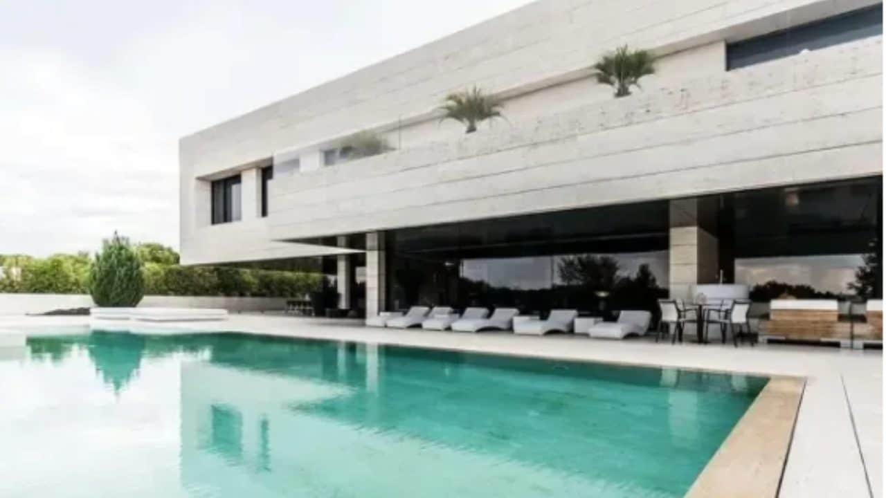 La lussuosa casa dove vive Mourinho a Madrid: quartiere blindato e 20mila euro d'affitto mensile