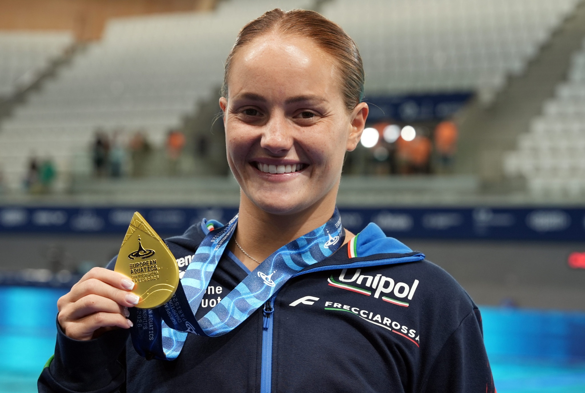 Chiara Pellacani con una delle medaglie vinte agli Europei di Parigi.