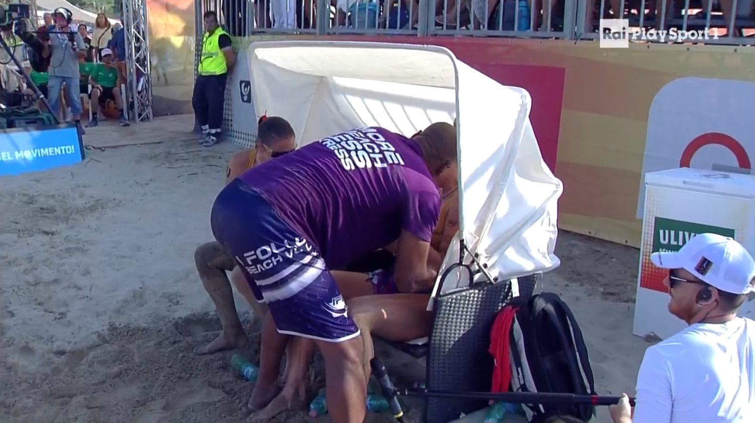 Il tecnico Martins durante il time–out contestato nella finale nazionale di beach volley femminile