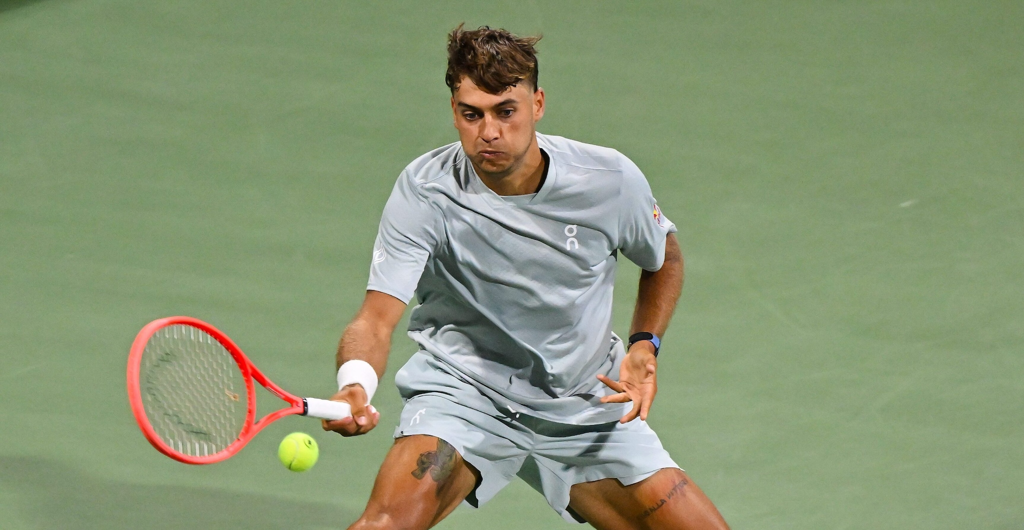 Flavio Cobolli non vince da Wimbledon: "Ho la tosse da tre settimane. Fatico a respirare e dormire"