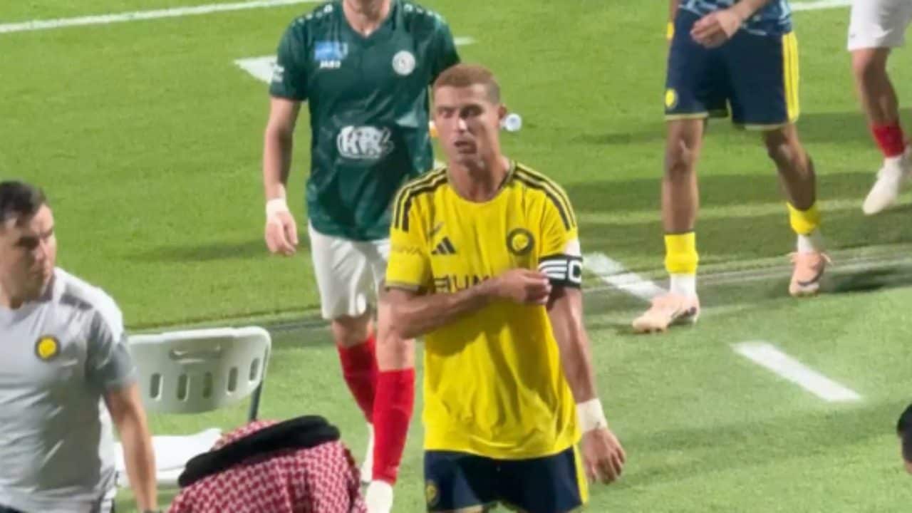 Cristiano Ronaldo furioso con i compagni, viene tolto all'intervallo: l'Al Nassr in 10 rimonta da 0-2 a 3-2