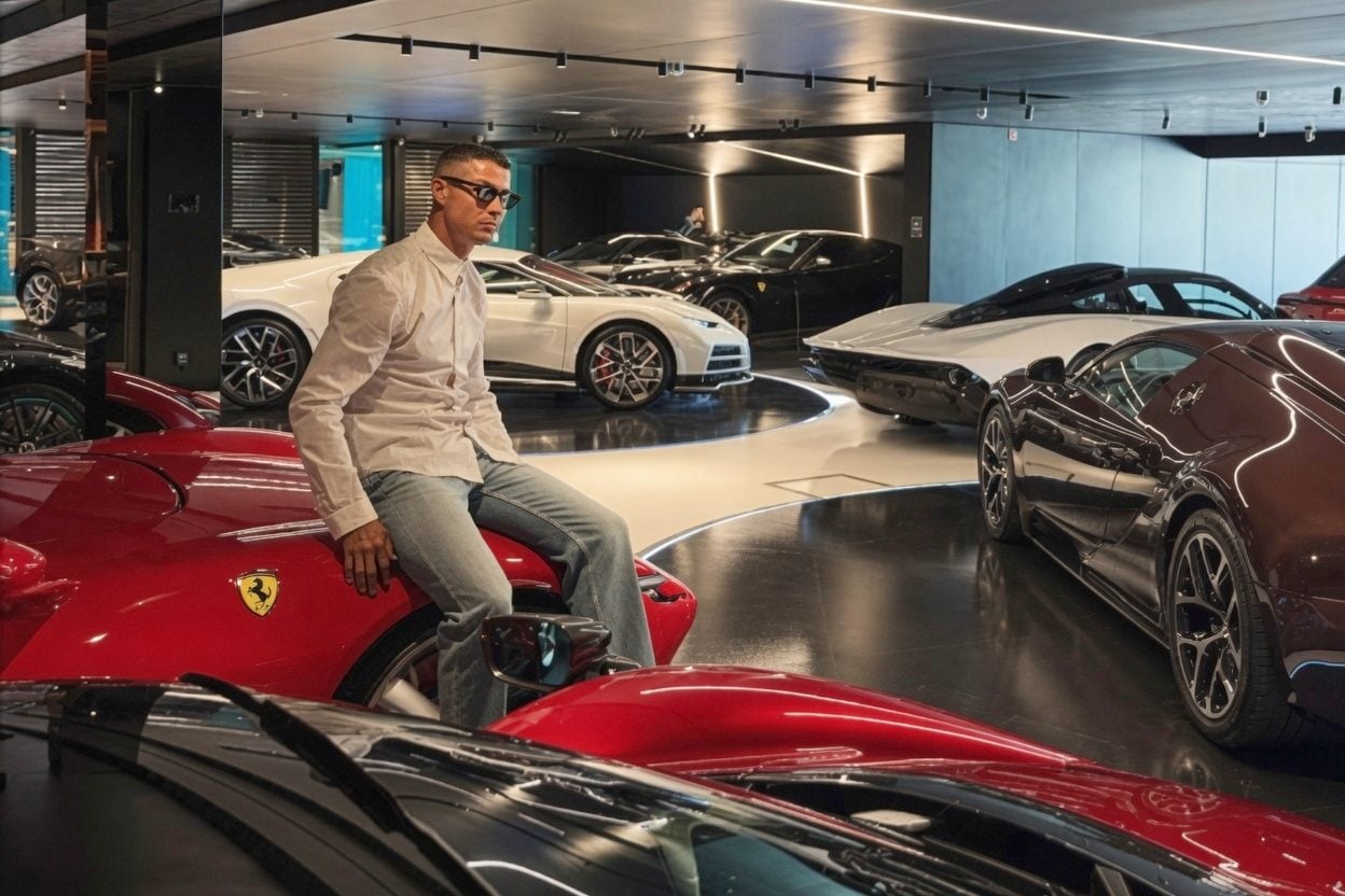 Cristiano Ronaldo mostra la sua collezione di auto da 28 milioni di euro: non sa più quante ne ha