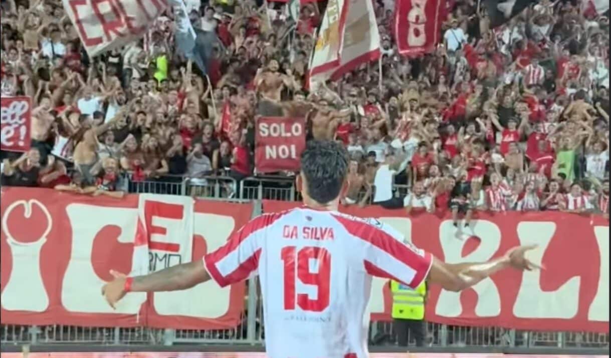 Il coro per Da Silva del Barletta ispirato ad Aristoteles de 'L’allenatore nel pallone': il Bari affonda nel derby