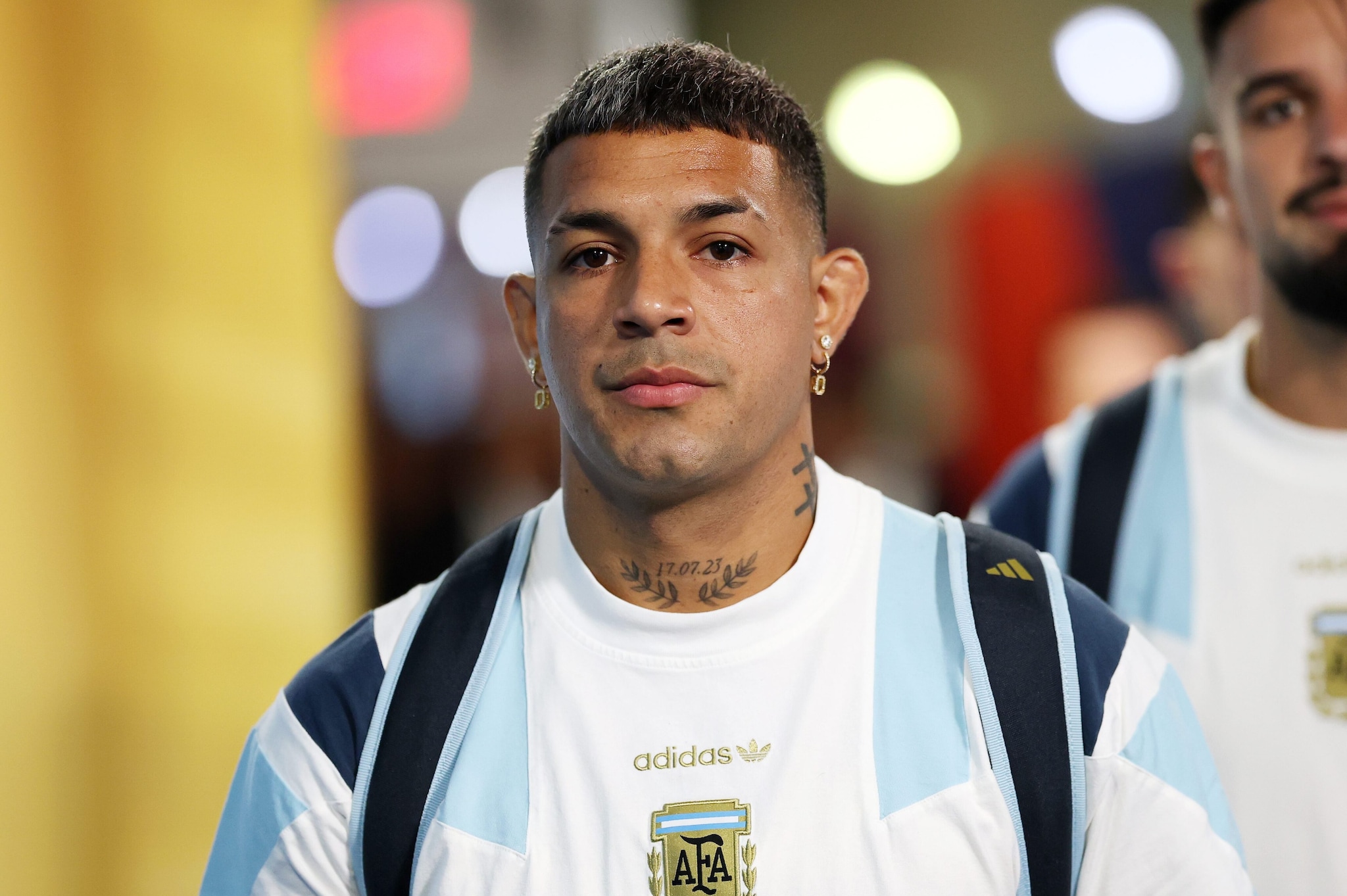 L'arrivo di Facundo Medina al MetLife Stadium prima della finale dei Mondiali tra Argentina e Spagna