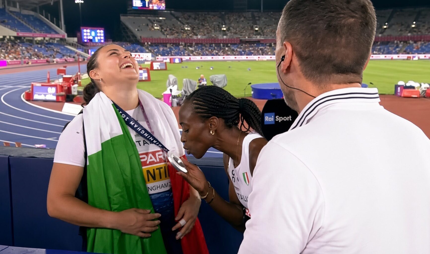 "Al futuro la mando": Folorunso bacia la medaglia di Sara Fantini e non smette di crederci