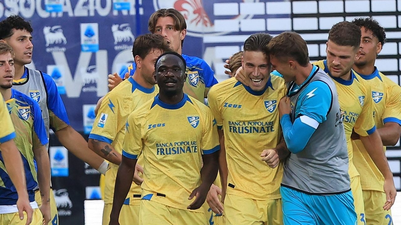 Il Frosinone rovina la festa del Centenario alla Fiorentina, vincono Udinese e Sassuolo: notte fonda per Monza e Toro