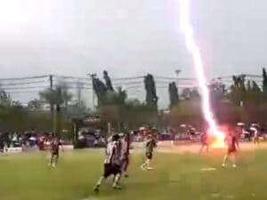 Calciatore di 24 anni ucciso da un fulmine durante una partita