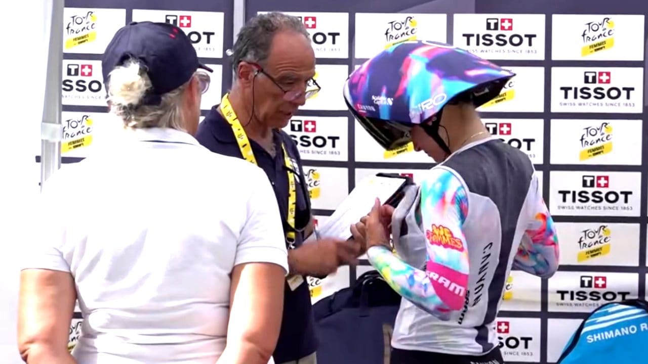 I reggiseni delle cicliste al Tour de France ispezionati da un commissario uomo: nessuna ha barato