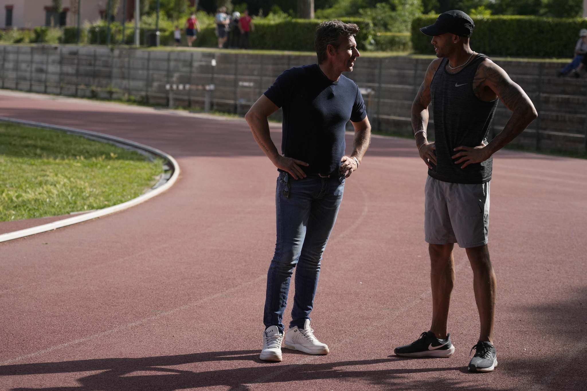 Marcell Jacobs con Paolo Camossi subito dopo l'oro olimpico di Tokyo
