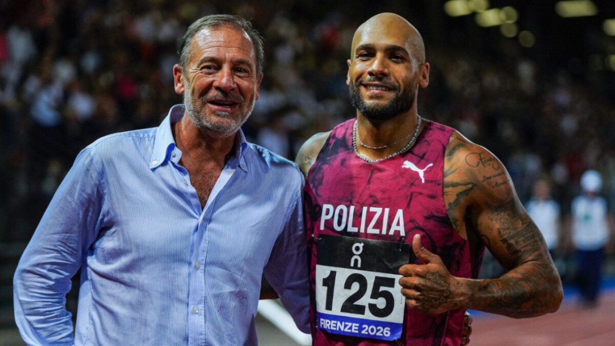 Marcell Jacobs sorridente con un soddisfatto presidente FIDAL, Stefano Mei