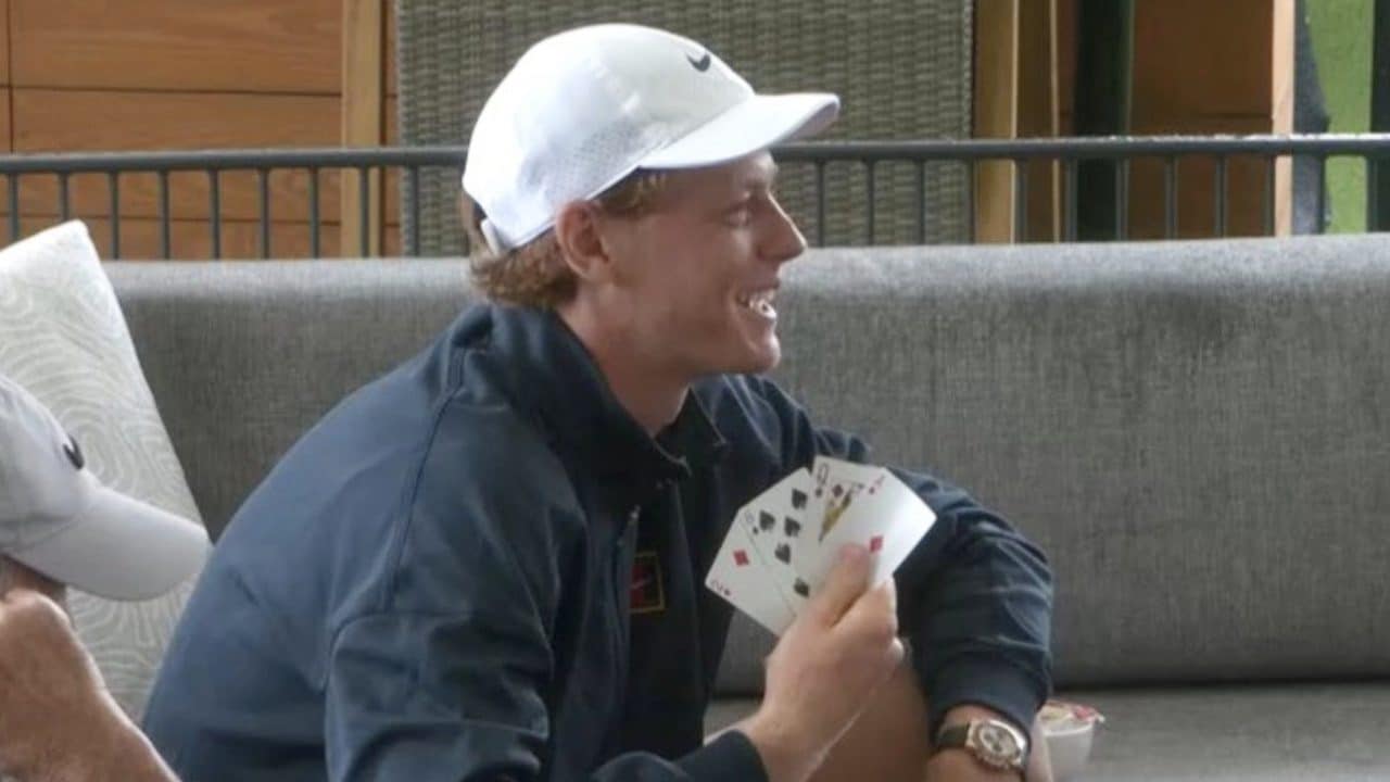 Darren Cahill scherza ma non troppo: "Caccerebbero Sinner da un casinò di Vegas in fretta". Jannik imbroglia