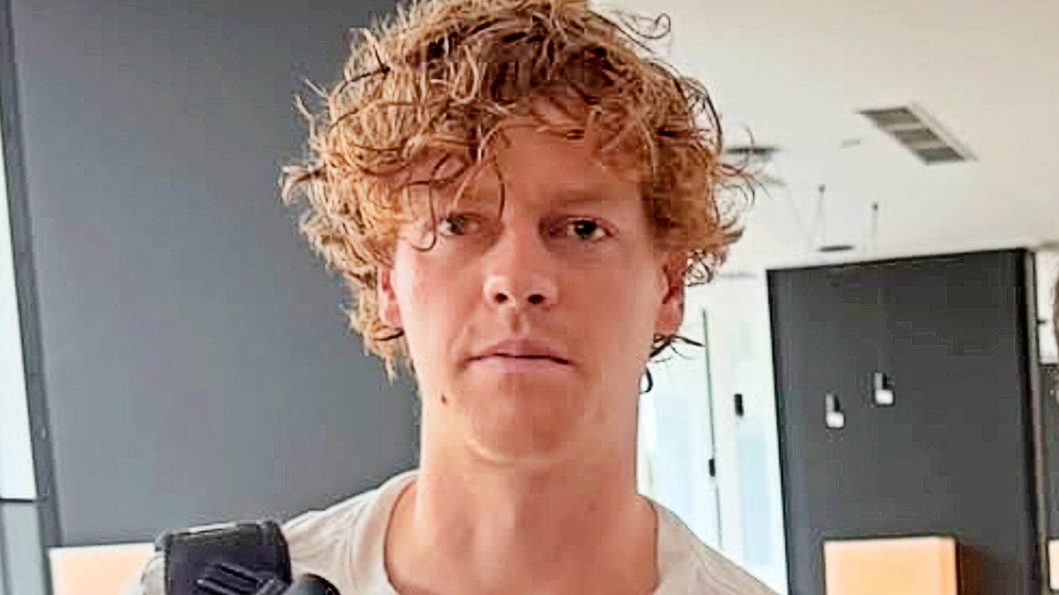 Jannik Sinner ancora al J Medical per le terapie al ginocchio scatena l'ironia dei tifosi della Juve