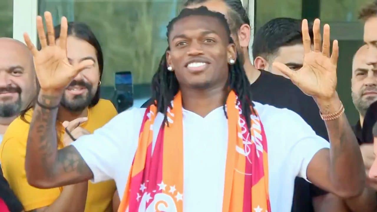 Leao si presenta al Galatasaray con seguendo rituale dei tifosi: cosa significano i suoi gesti
