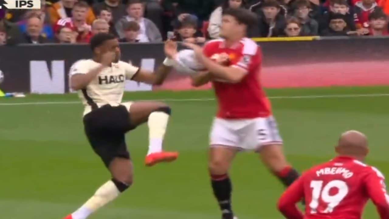 Maguire segna toccando il pallone con due mani, ma per il VAR il gol è regolare: polemica in Premier