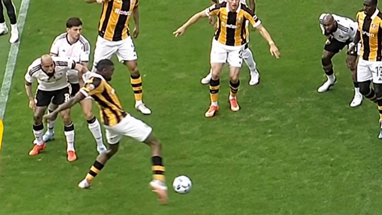 Maguire va in confusione sul gol dell'Hull City: il difensore marca il proprio compagno di squadra