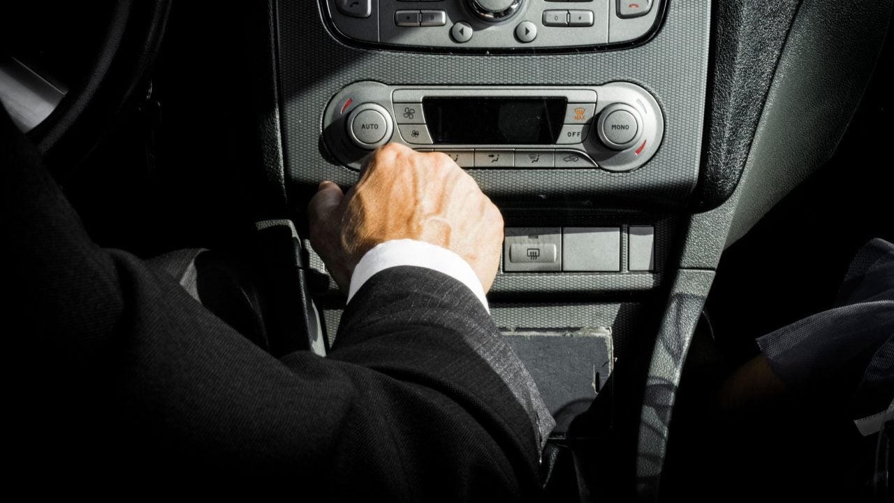 Tenere la mano fissa sul cambio è una delle abitudini peggiori alla guida