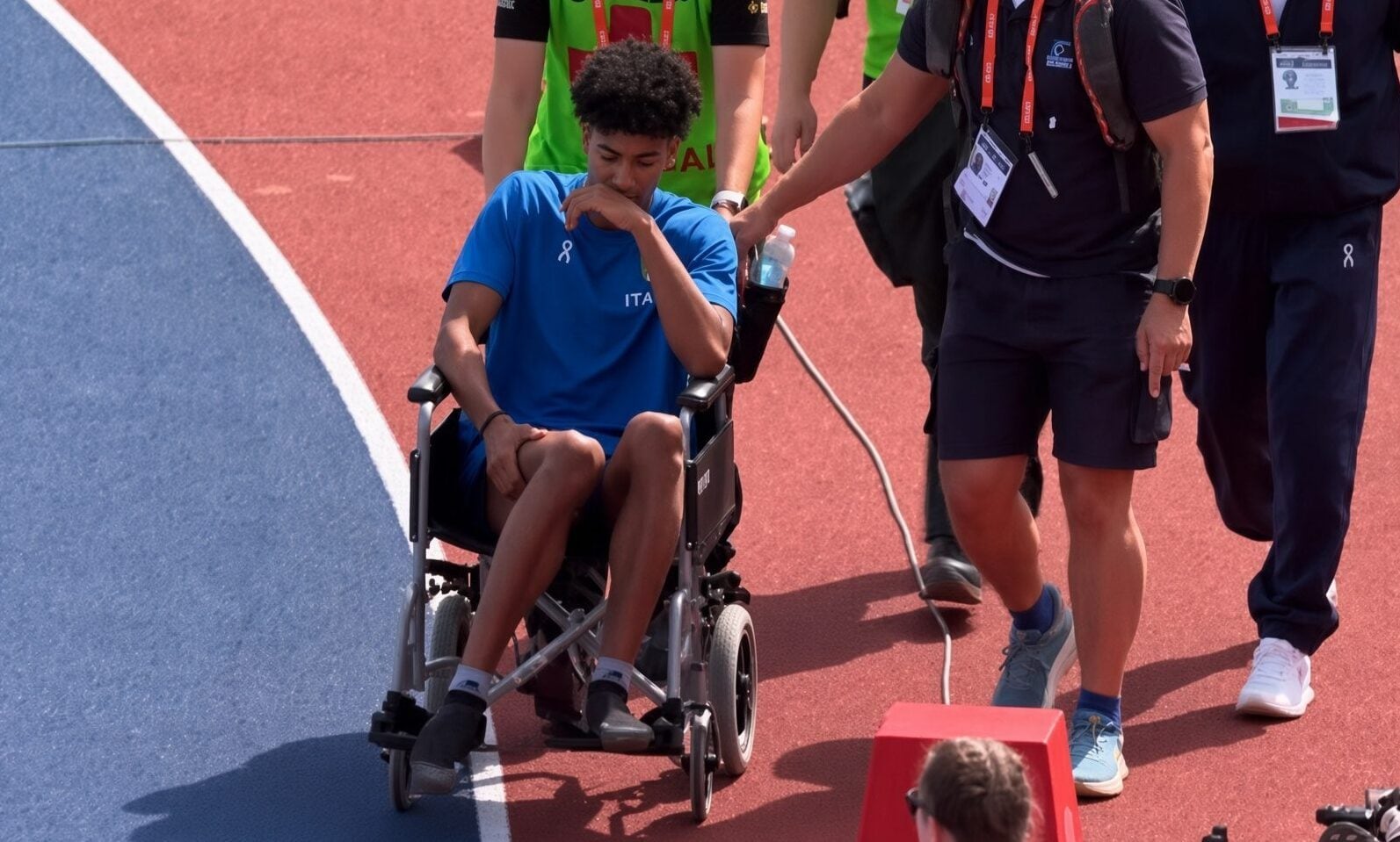 Mattia Furlani portato via in carrozzella: si è infortunato al primo salto degli Europei