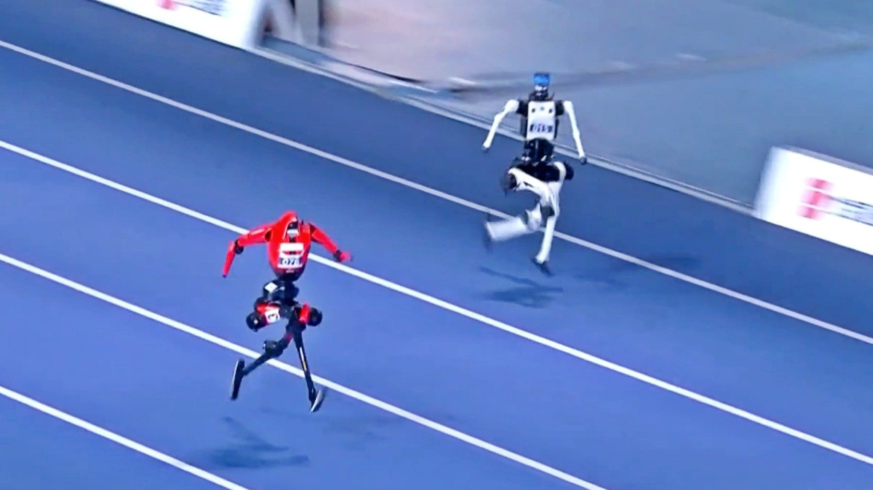 Un robot umanoide ha battuto il record di Bolt ai Mondiali in Cina, poi subito dopo si è schiantato